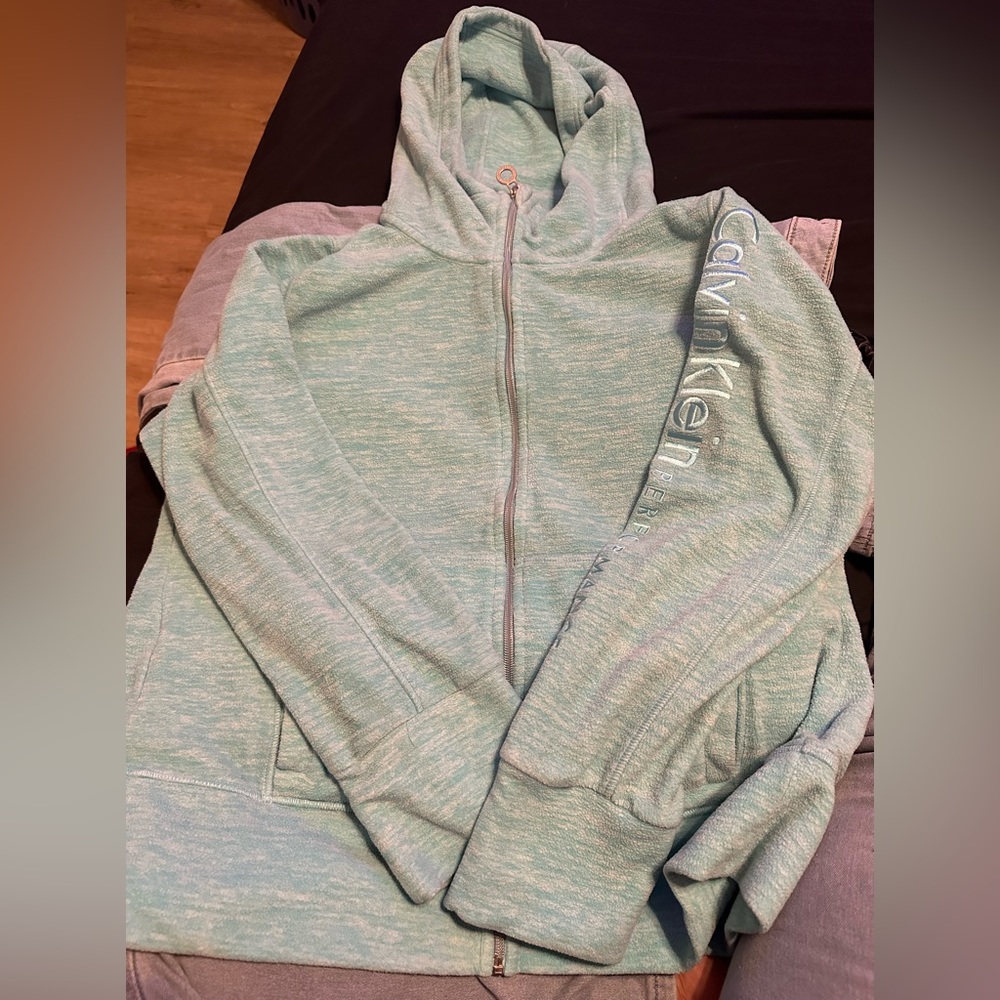 CALVIN KLEIN Performance headphone access